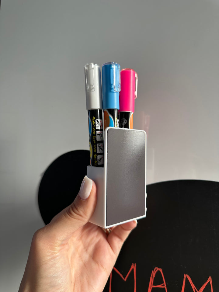 Magnetinės lentos priedų rinkinys. Skystos kreidos markeriai, dėklas, šluostė (tik tamsiom lentom)