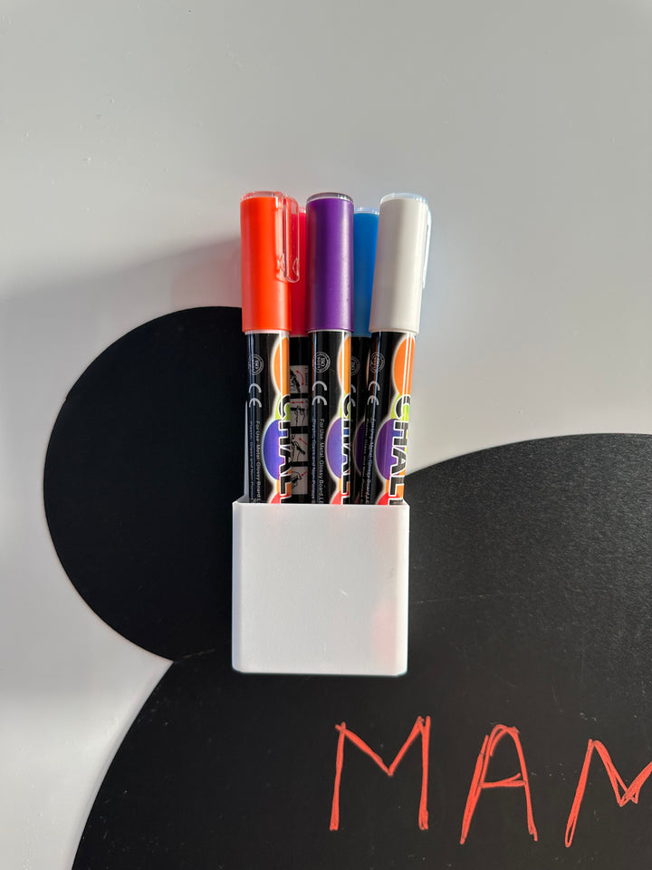 Magnetinės lentos priedų rinkinys. Skystos kreidos markeriai, dėklas, šluostė (tik tamsiom lentom)