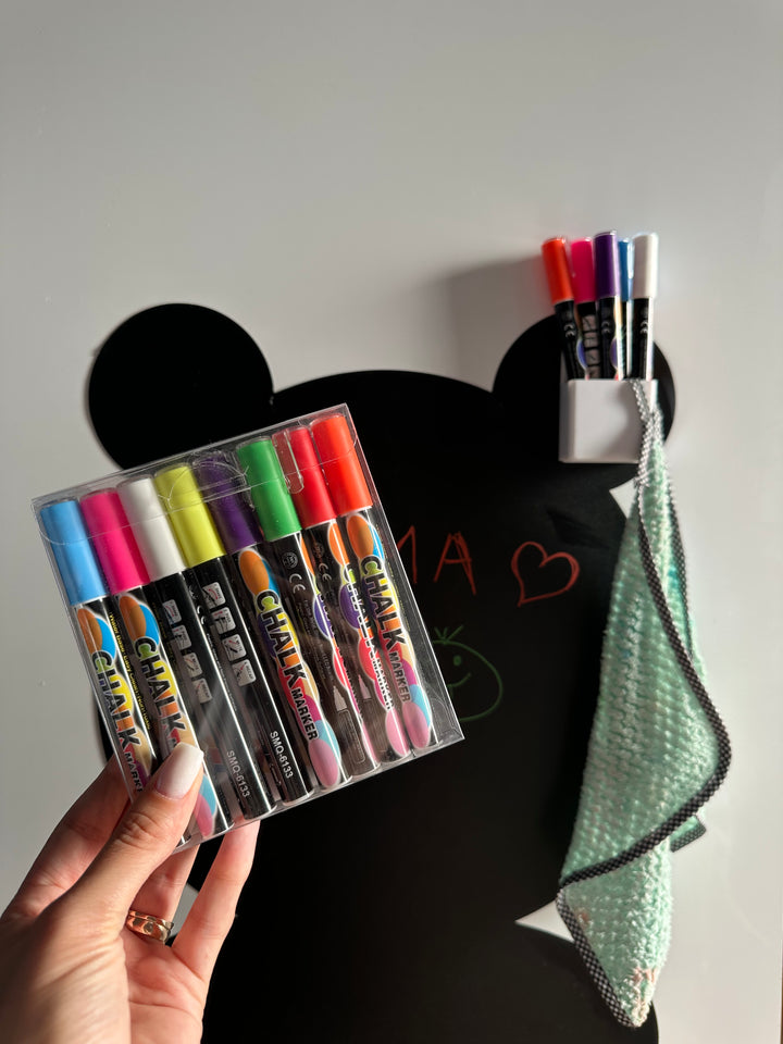 Magnetinės lentos priedų rinkinys. Skystos kreidos markeriai, dėklas, šluostė (tik tamsiom lentom)