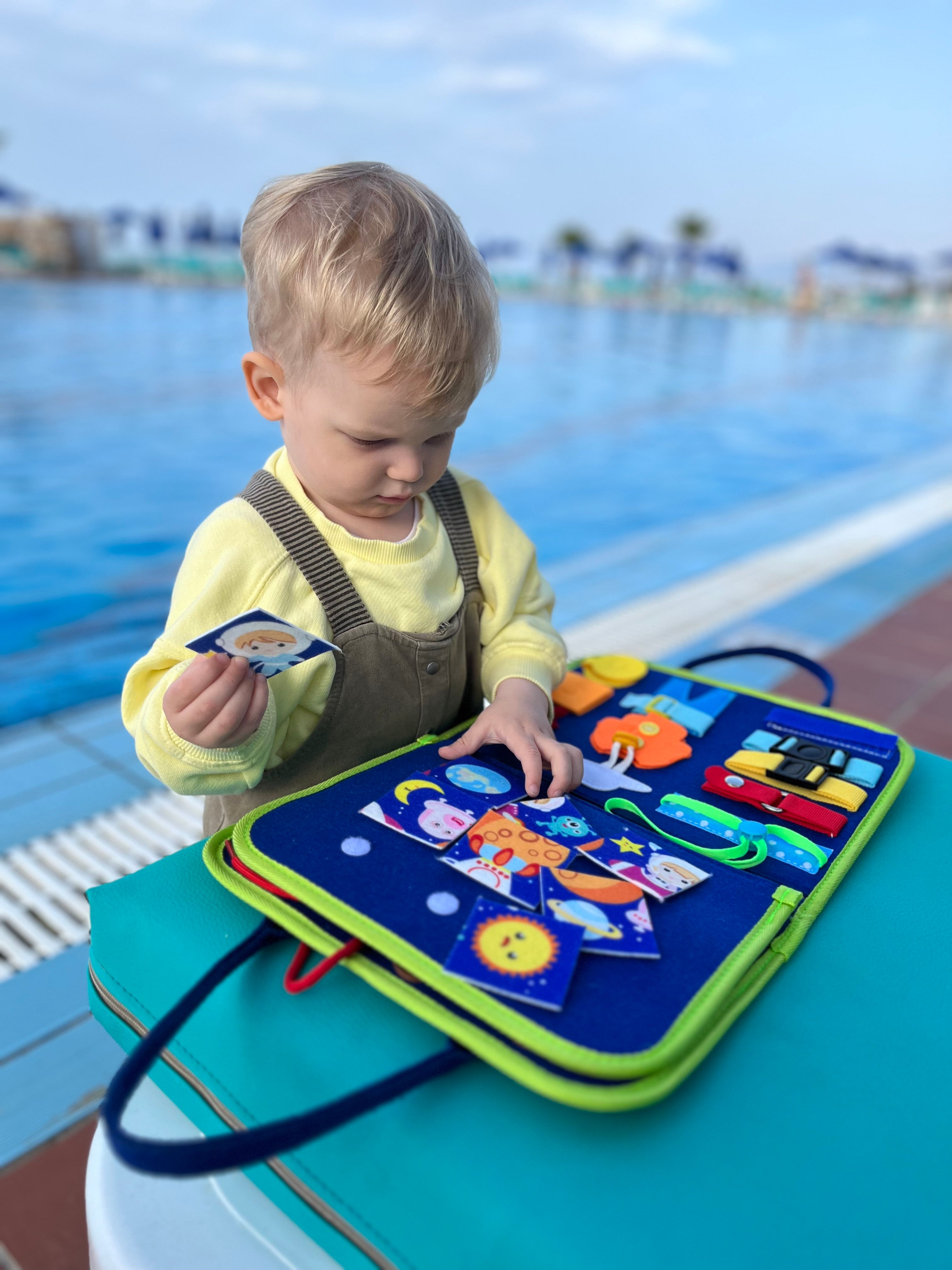 Kelioninė Montessori užimtumo knyga DINOZAURAI – Tuk tuk, kas ten?